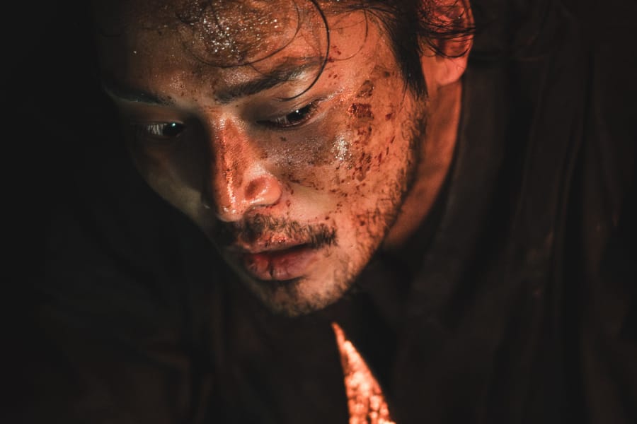 Rowoon’s Life Hangs In The Balance As Blood-Stained Blade Is Pointed At Him In “The Murky Stream”