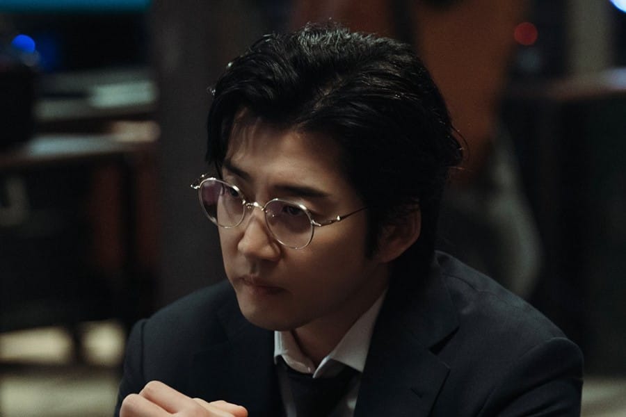 Yoon Kye Sang Gets Closer To Uncovering Who Is Behind The Explosions In His Neighborhood In “Heroes Next Door”