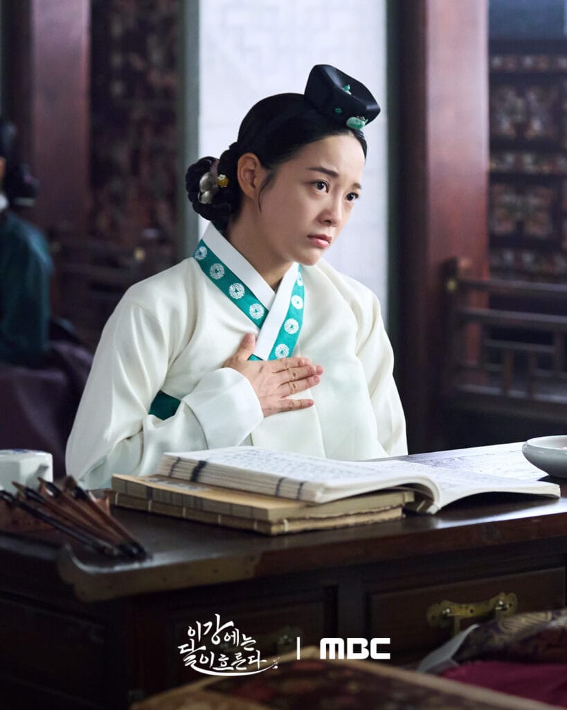 Kim Se Jeong Tries To Win Over Nam Ki Ae With Her Stories And Beauty Tricks In “Moon River”